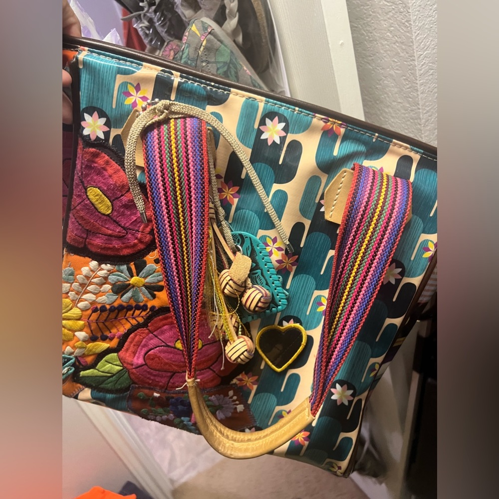 Consuela bag is like new I’m just use 2 or 3 times